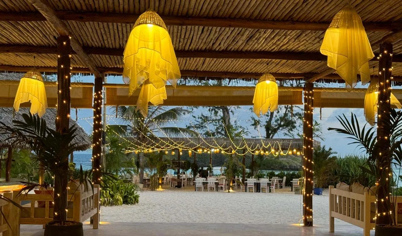 Atmosphere of the bar and restaurant at Papa Remo Beach